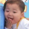 吃青菜的小男孩